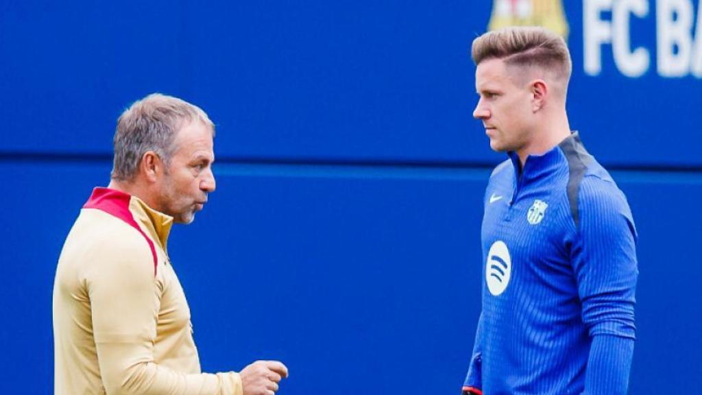 Hansi Flick dialoga con Ter Stegen en un entrenamiento del Barça
