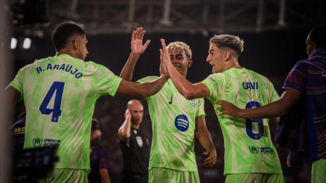 Ronald Araujo, Lamine Yamal y Gavi se felicitan por un gol del Barça contra el Levante
