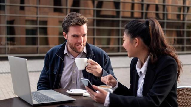 Hombre y mujer toman café durante el descanso del trabajo