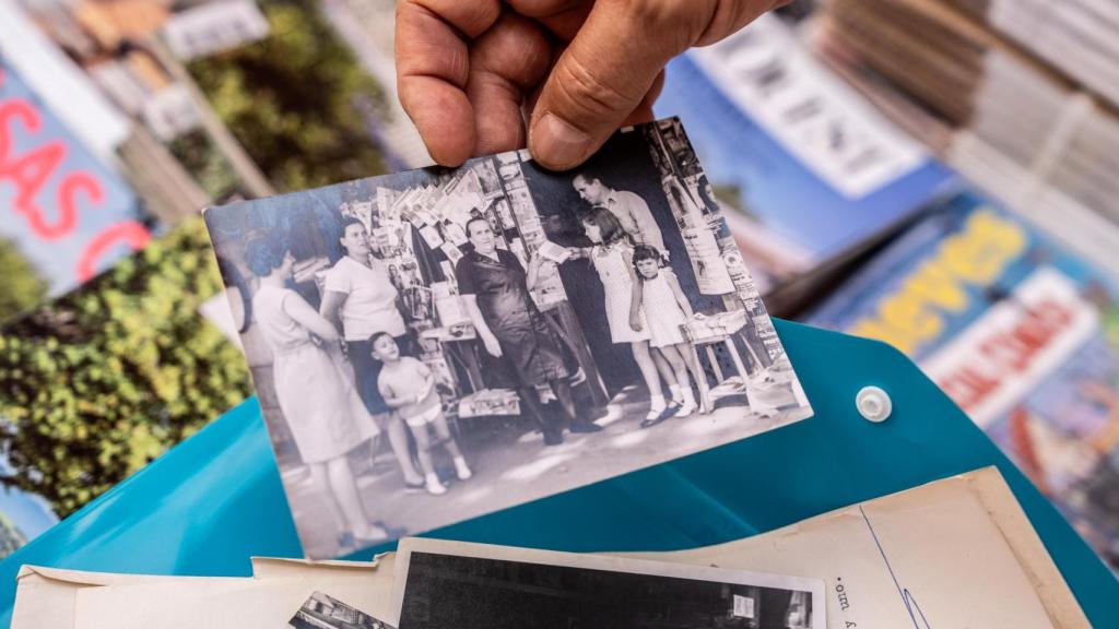 Juan Viso muestra una foto en la que se encuentran sus padres, Isidoro y Juana, junto a sus hermanas, en el Quiosco del Born, en Barcelona
