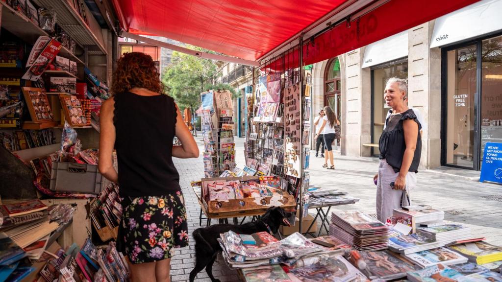 Clientes bajo el toldo del Quiosco del Born, regentado por Juan Viso