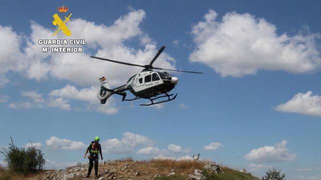 Imagen de un helicóptero y un agente del Greim