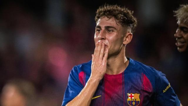 Fermín López lanza un beso a la grada tras marcar en el Barça-Como