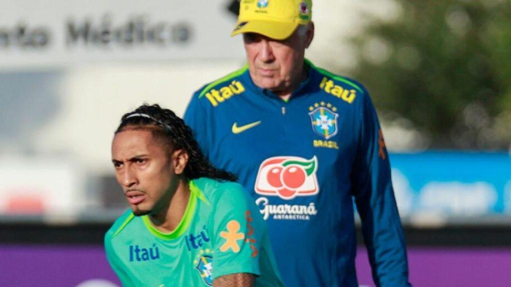 Raphinha y Carlo Ancelotti en un entrenamiento de la selección de Brasil