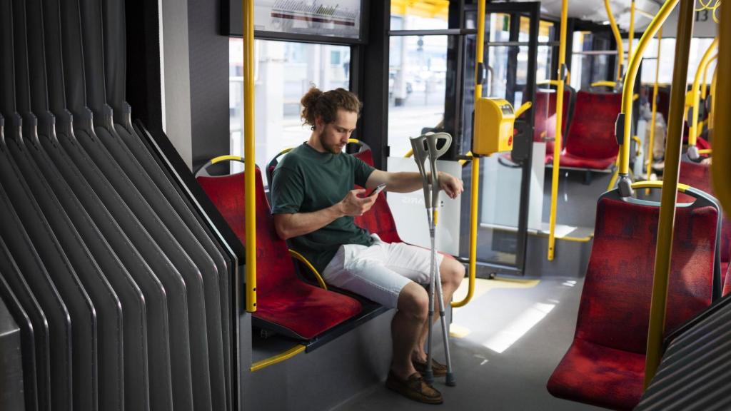 Una persona en un autobús
