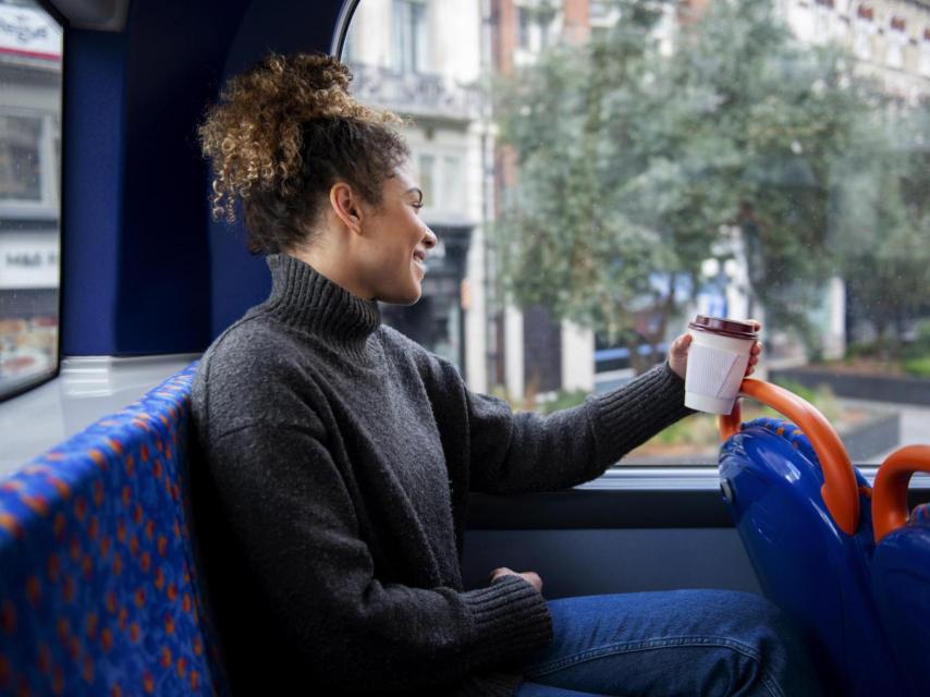 Una mujer joven utiliza el autobús para moverse por la ciudad