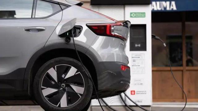 Un coche eléctrico cargándose en un punto de carga público en Barcelona