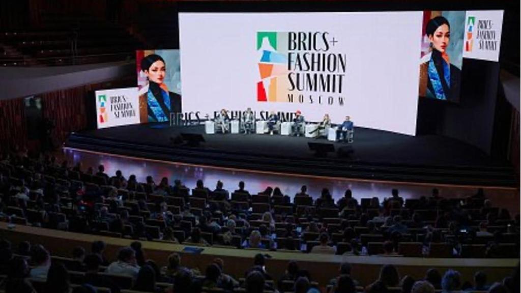 Escenario del BRICS+ Fashion Summit en Moscú, un evento que reúne a líderes de la industria de la moda