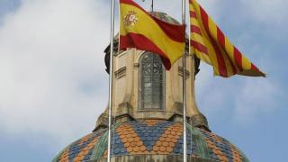 Bandera española y catalana en la sede de la Generalitat