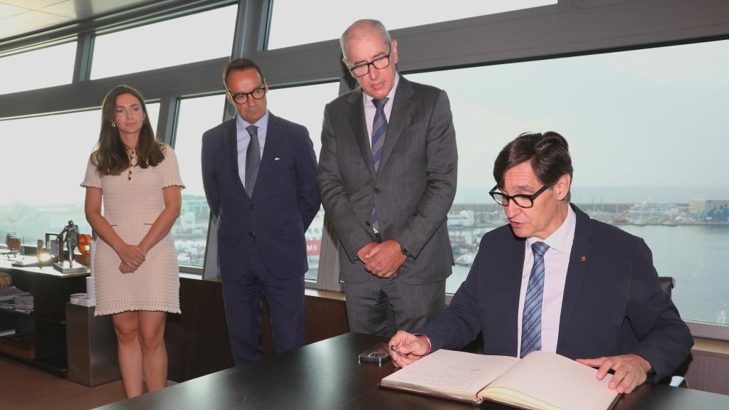El presidente de la Generalitat, Salvador Illa, en una visita al Puerto de Barcelona