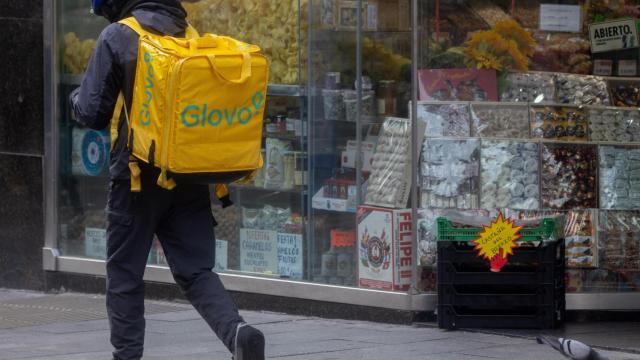 Un repartidor de Glovo en una foto de archivo tomada en diciembre del 2024 en Madrid