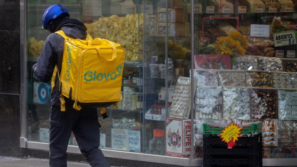 Un repartidor de Glovo en una foto de archivo tomada en diciembre del 2024 en Madrid