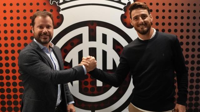 Pablo Ortells, director deportivo del RCD Mallorca, da la bienvenida a su adjunto, Aritz Aduriz