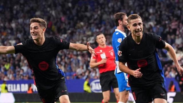Gavi y Fermín celebran la victoria del Barça en el campo del Espanyol