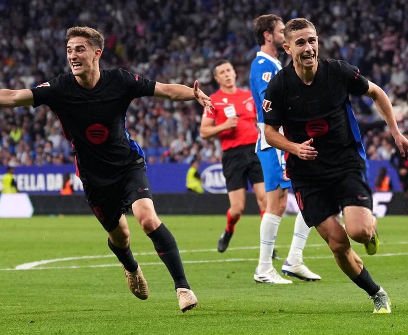 Gavi y Fermín celebran la victoria del Barça en el campo del Espanyol