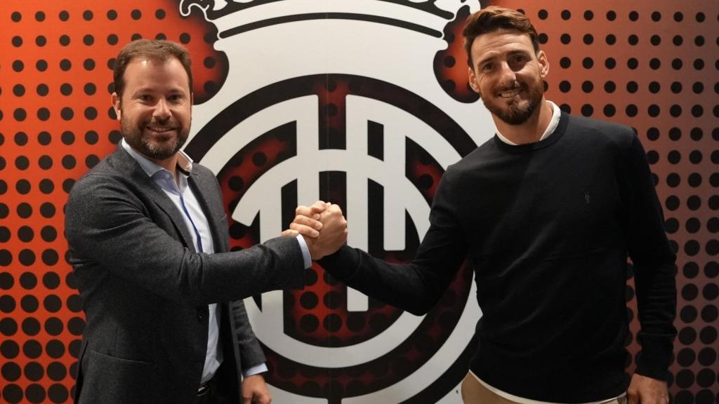 Pablo Ortells, director deportivo del RCD Mallorca, da la bienvenida a su adjunto, Aritz Aduriz