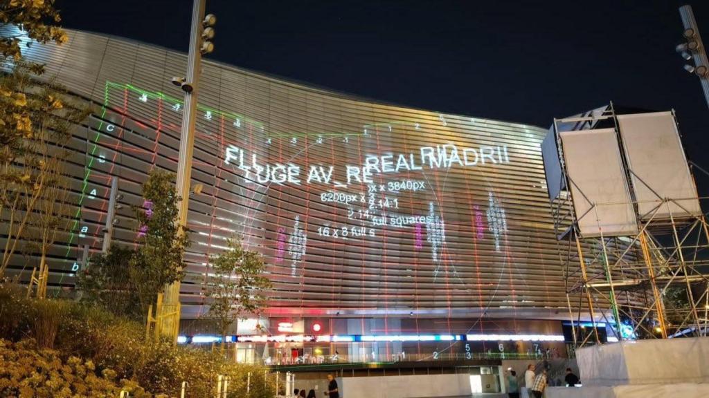 El projector del nou Santiago Bernabéu fent les seves primeres proves