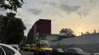 Ambulancias en el exterior del B9 en Badalona