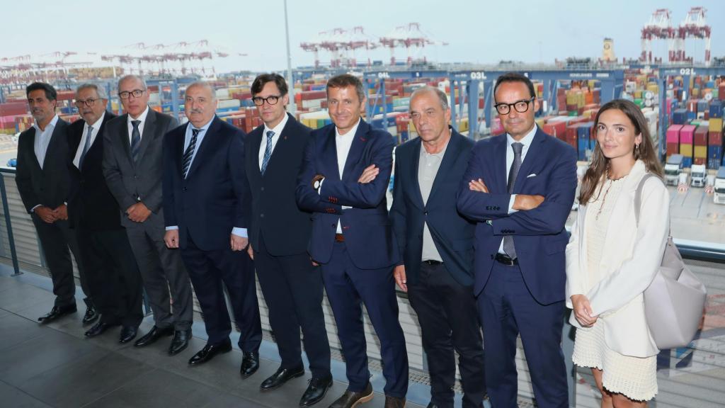 El presidente de la Generalitat, Salvador Illa, acompañado de directivos del Puerto de Barcelona y de Hutchison Ports BEST