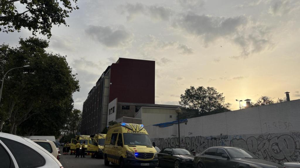 Ambulàncies després de rebre l'avís per l'incident a Badalona