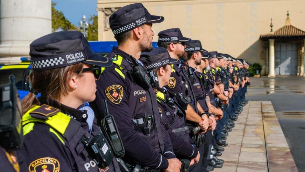 Varios agentes de la Guardia Urbana de Barcelona (GUB) en un acto institucional en Montjuic