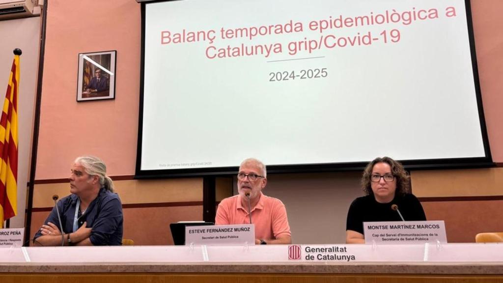 De izq. a dcha., Jacobo Mendioroz, subdirector general de Vigilancia y Respuesta a Emergencias de Salud Pública; Esteve Fernández Muñoz, secretari de Salut Pública; y Montse Martínez, jefa del Servicio de Inmunización