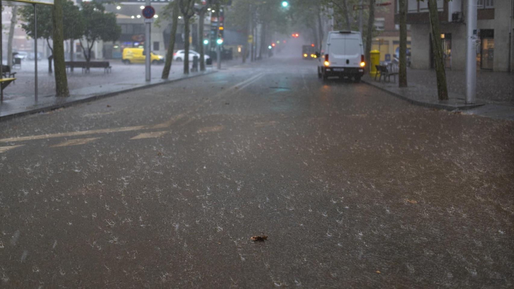 Aceras y carreteras anegadas por la lluvia