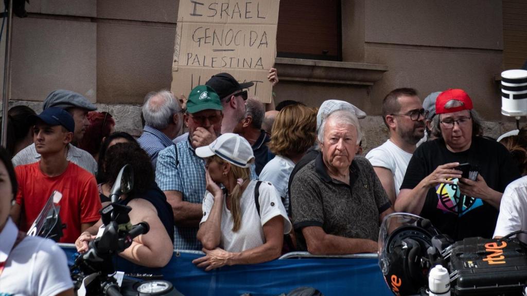 Varias personas protestan contra la participación del equipo ciclista Israel-Premier Tech