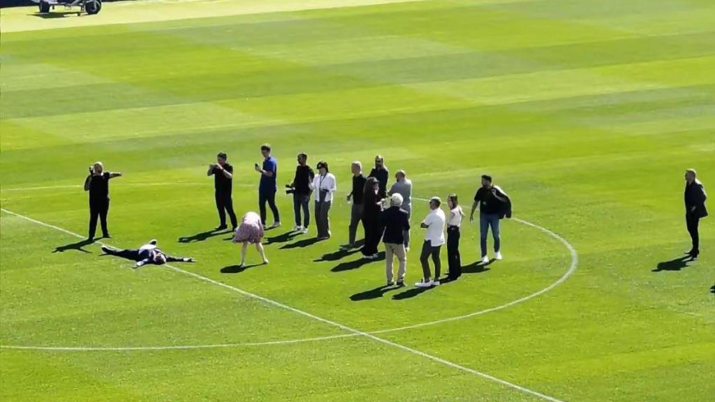 Joan Laporta tendido en el césped del nuevo Camp Nou