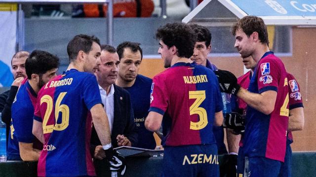 Los jugadores del Barça de hockey patines en medio de un tiempo muerto