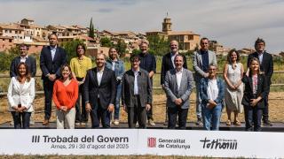 El presidente de la Generalitat de Cataluña, Salvador Illa (c), posa a su llegada a la III Trobada del Govern, en Arnes, Tarragona