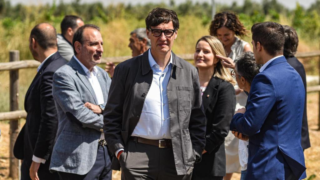 El presidente de la Generalitat de Cataluña, Salvador Illa (c), y los 'consellers' de su Govern en las jornadas de trabajo en Arnes (Tarragona)