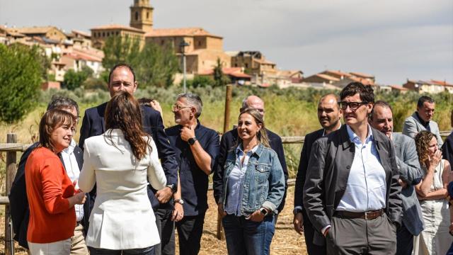 El 'president' de la Generalitat, Salvador Illa (derecha), junto a los 'consellers' Paneque, Álvarez, Sàmper, Menor, Dalmau y Espadaler, entre otros, en Arnes (Tarragona)
