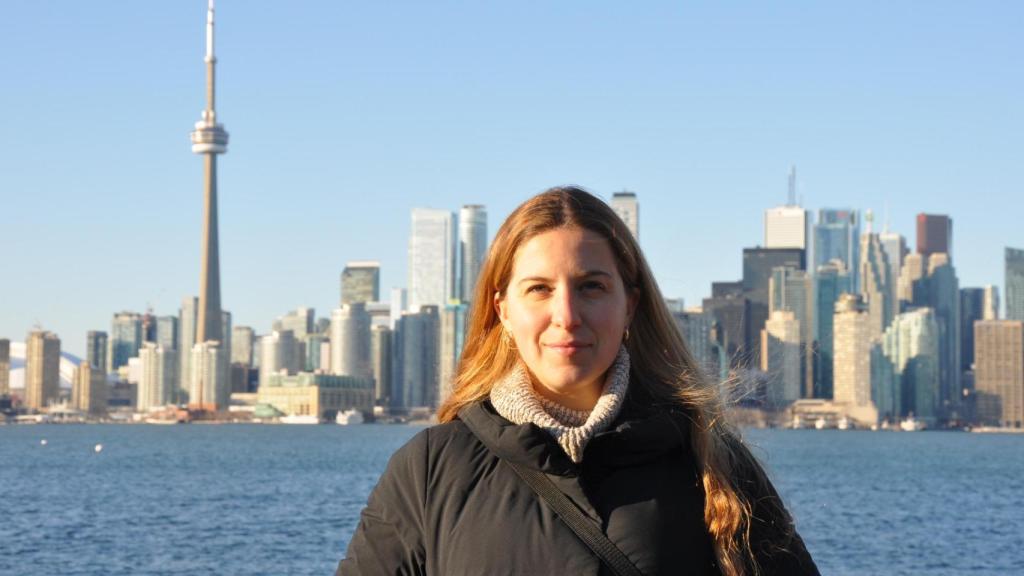 Carla Conejo reside actualmente en Toronto donde trabaja en la universidad