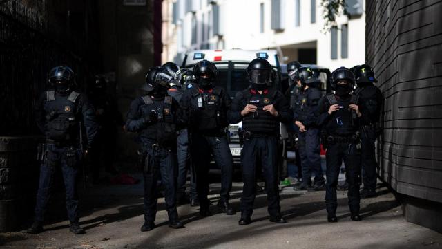 Varios agentes de los Mossos d'Esquadra cierran el acceso al edificio de la Antigua Massana
