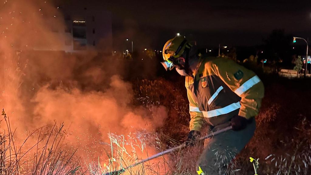 Jordi Gil, jefe operativo de los ADF de Sabadell en al extinción de un incendio