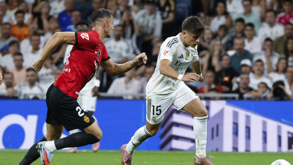 Arda Guler conduce el balón durante el Real Madrid-Mallorca