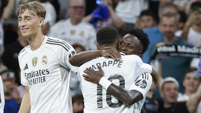 Vinicius Jr y Kylian Mbappé se funden en un abrazo para celebrar un gol durante el Real Madrid-Mallorca