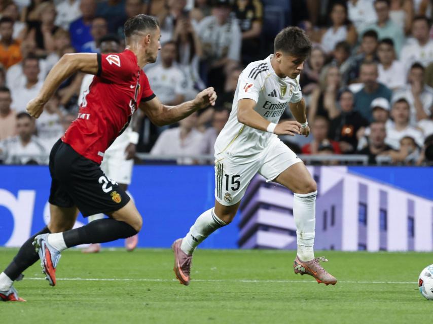 Arda Guler condueix la pilota durant el Real Madrid-Mallorca
