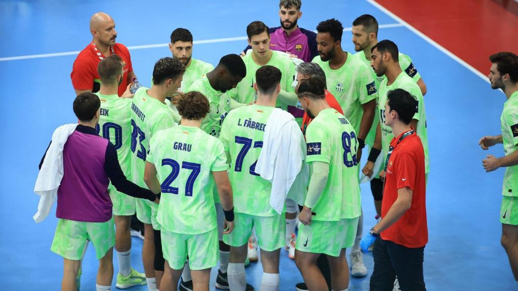 Els jugadors del Barça d'handbol atenen les instruccions de Carlos Ortega a les semifinals de la Supercopa Ibèrica