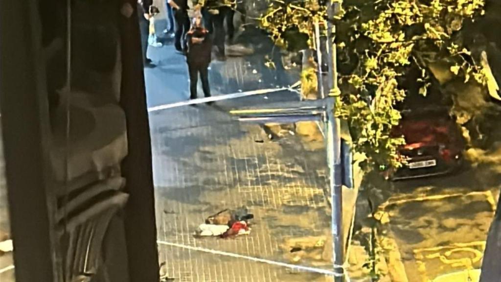 El escenario del intento de asesinato del propietario de un bar en la Rambla de Prim de Barcelona, a las puertas del Fòrum