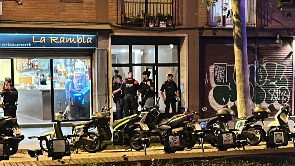 Agentes de los Mossos d'Esquadra en la zona acordonada por el disparo al propietario de un bar en la Rambla Prim de Barcelona