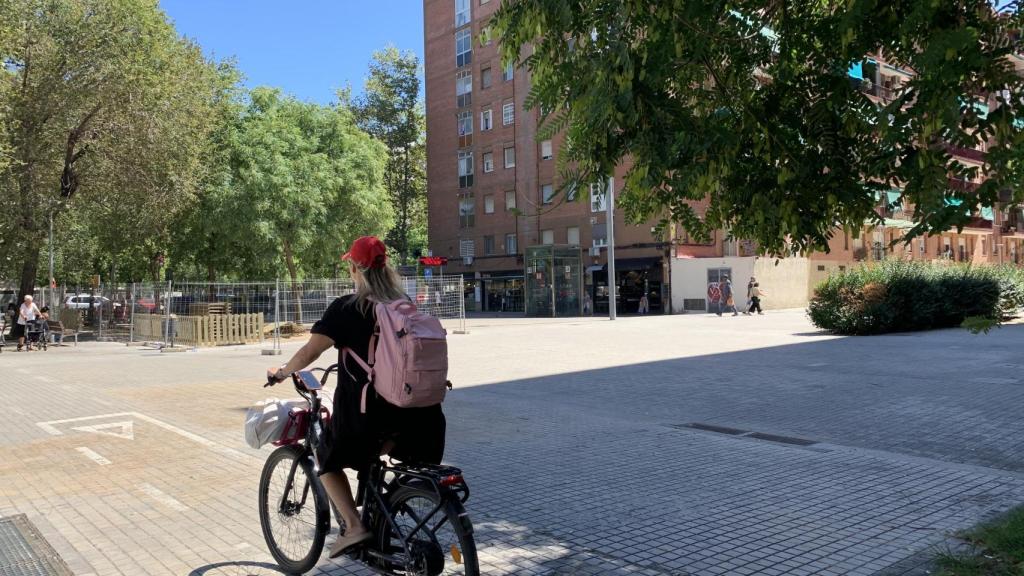 El lugar del crimen del narcotraficante turco en Barcelona en mayo de 2024; el bar donde Cheng ha recibido el disparo se encuentra girando la esquina