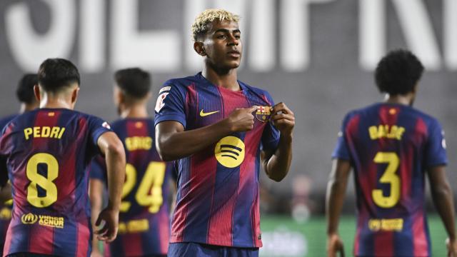 Lamine Yamal se señala el escudo del Barça tras marcar al Rayo