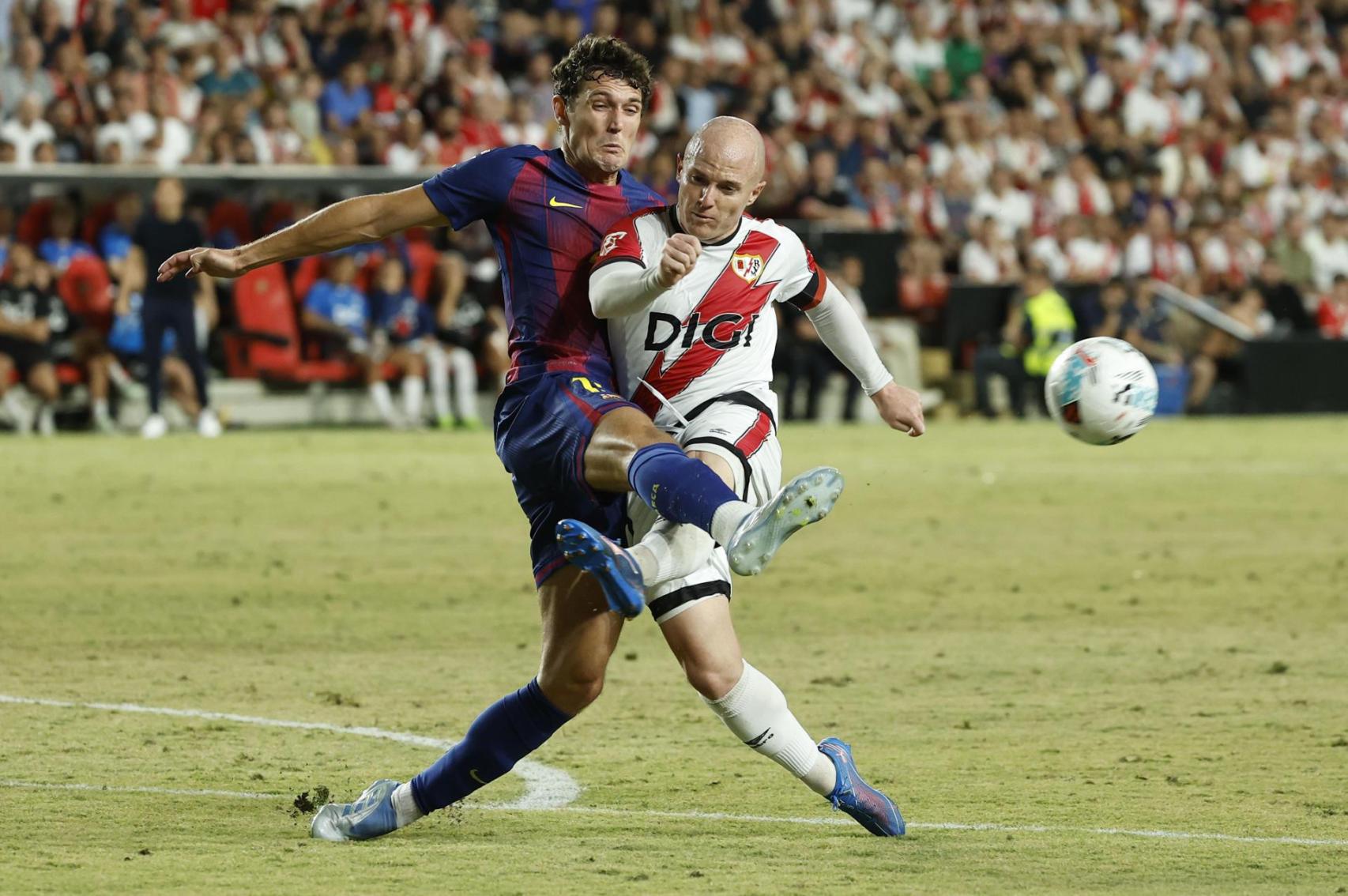 Andreas Christensen intenta aturar Isi Palazón