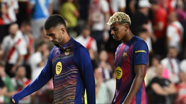 Lamine Yamal y Ferran Torres, cabizbajos tras empatar en el Rayo-Barça