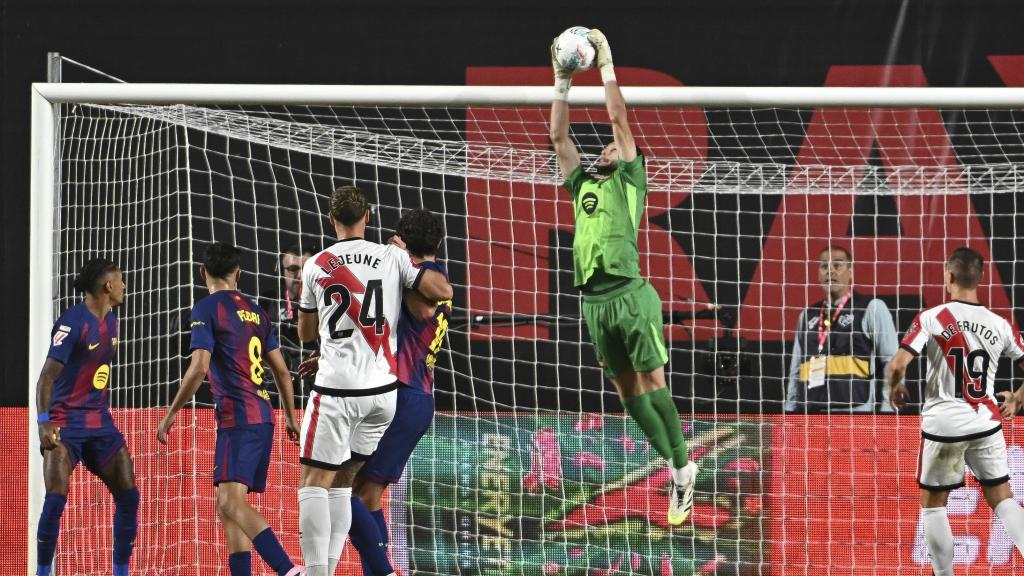 Joan García atrapa un balón aéreo durante el Rayo-Barça