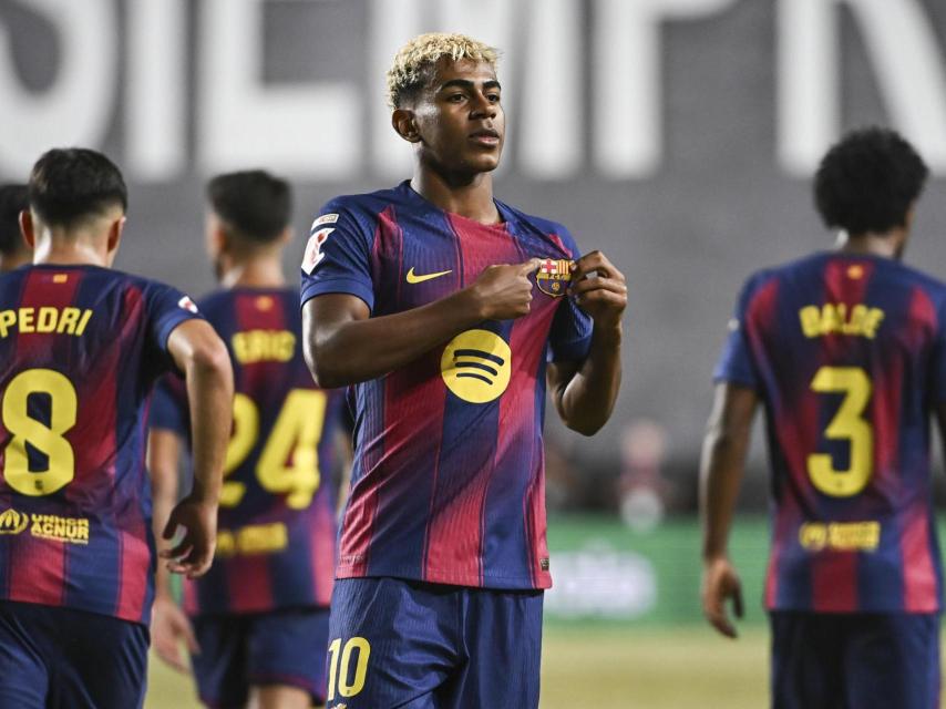 Lamine Yamal se señala el escudo del Barça tras marcar al Rayo