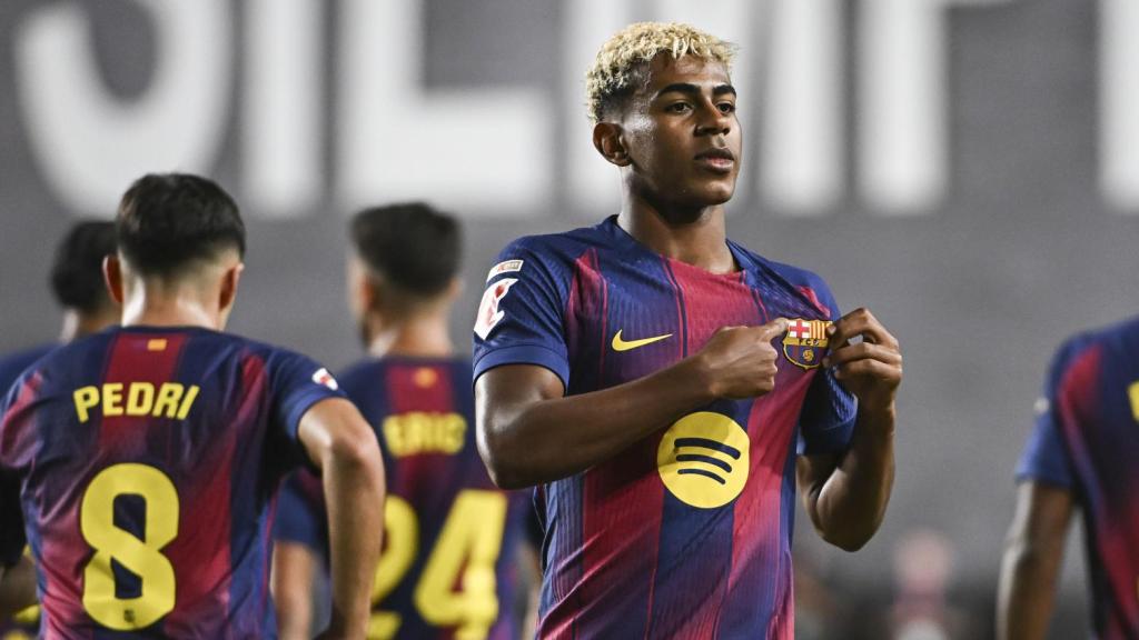Lamine Yamal se señala el escudo del Barça tras marcar al Rayo