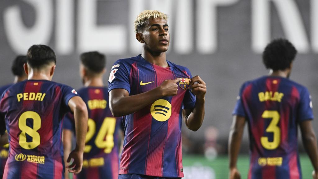 Lamine Yamal se señala el escudo del Barça tras marcar al Rayo